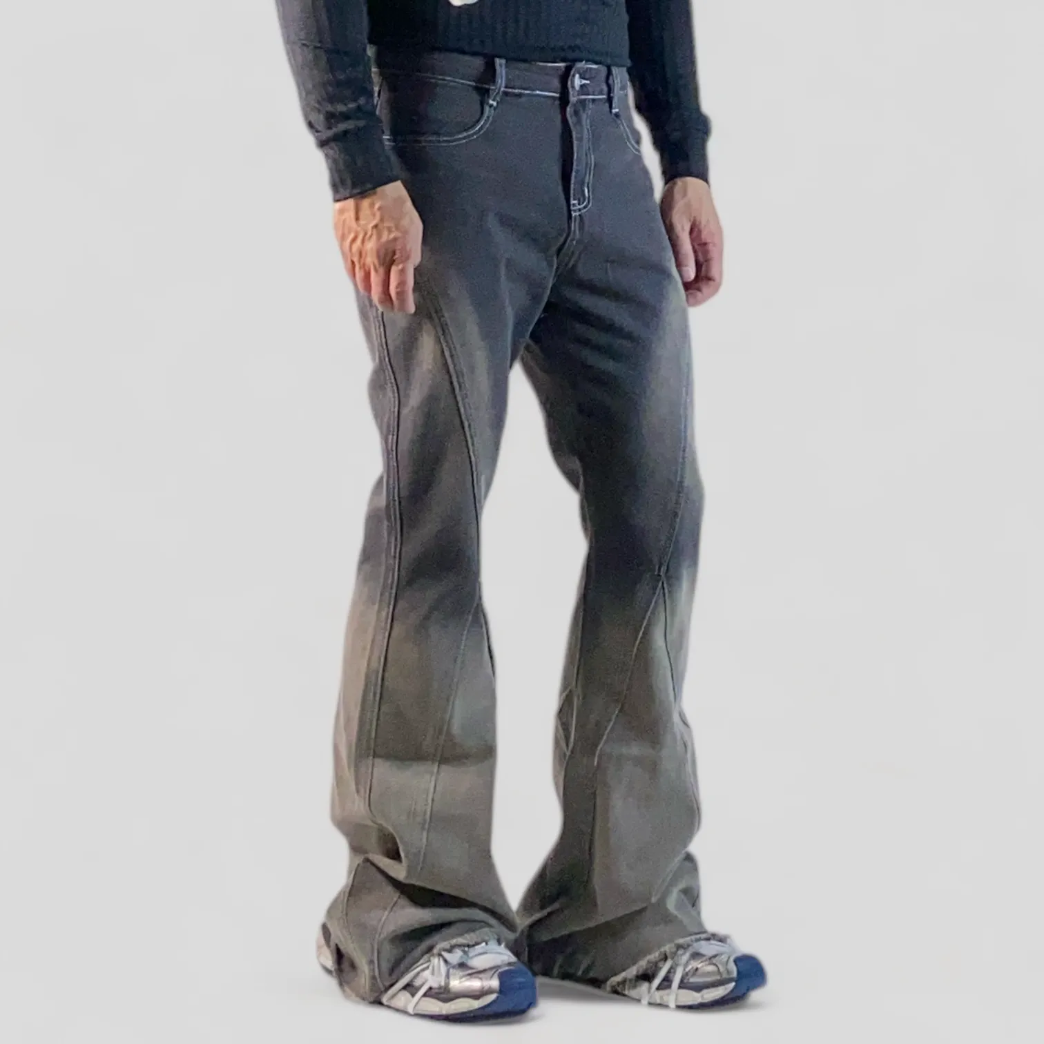 Relaxed fit extreme flare ombre color jean